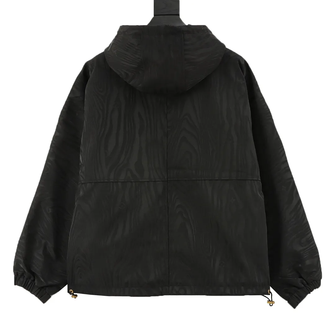 🅿️570 Louis Vuitton/Louis Vuitton Dark Pattern Windbreaker Jacket Needless to say, the style is low-key and luxurious. It brings out the 1V classic elements on both sides. The loose version makes the upper body casual and comfortable. The solid color side is a soft-shell jacket style, a simple solid color style, only the chest hardware is decorated, the hardware is removable, the inside and outside hardware are all double-sided engraved, the original version is the same and can be customized and dyed. The clothes are of the same color with no color difference, and the labor cost is expensive. The lining is made of silk jacquard fabric, and the classic full-width logo jacquard process requires everything to be woven, and the process cost is extremely high. Size: XS-L